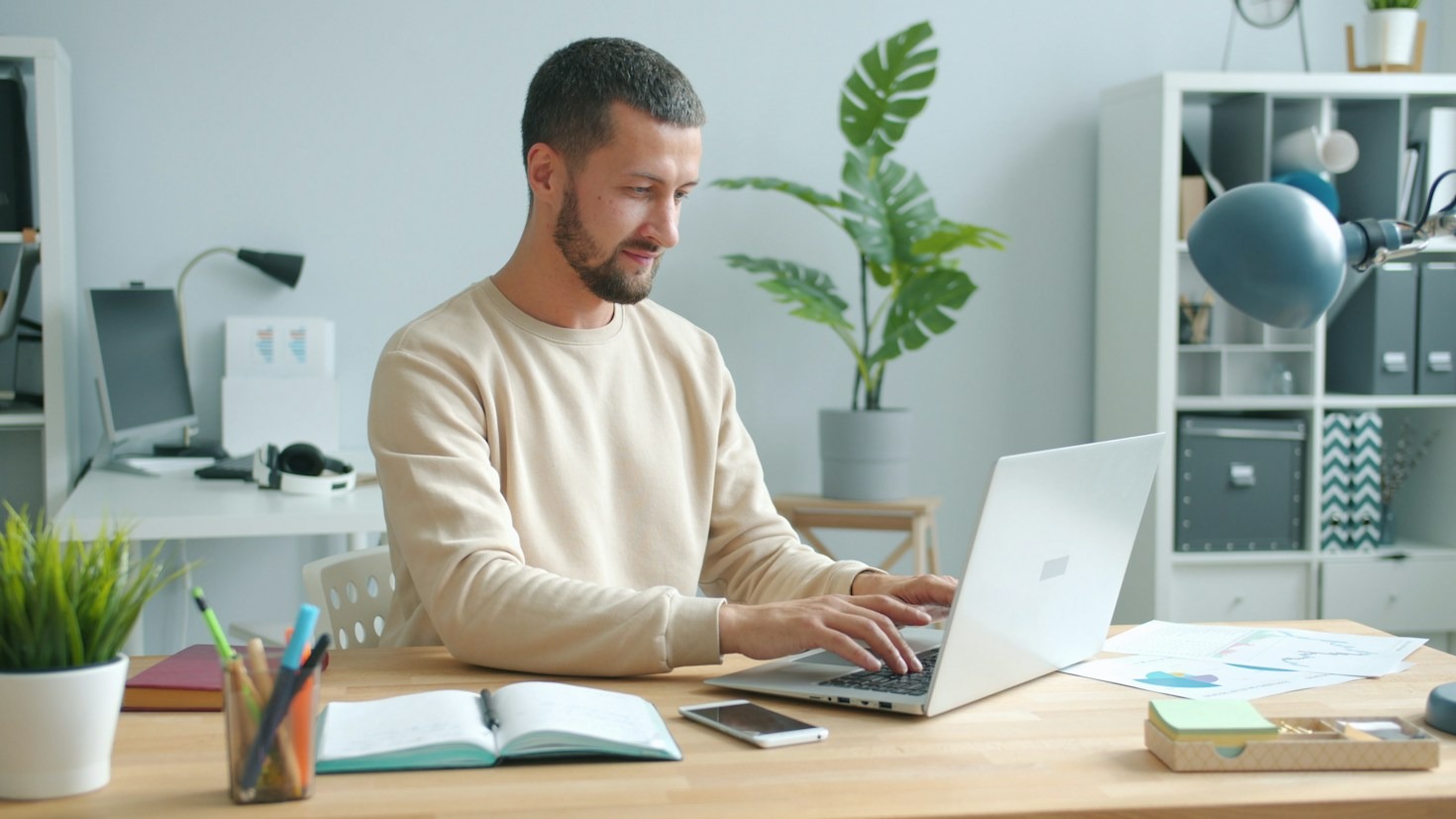 How Solopreneurs Build Reliable Cash Flow Without Technical Headaches